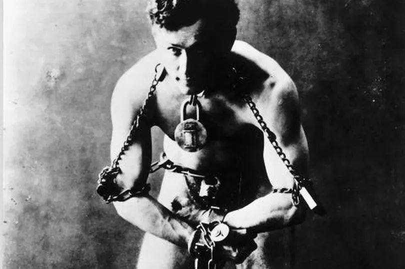 Harry Houdini, salah satu pesulap escapologist (Chroniclelive.co.uk)