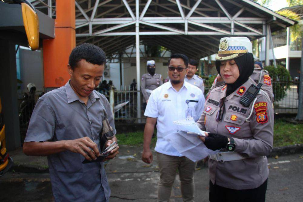 Sebanyak 1.500 lebih pengendara terkena tilang selama dua minggu pelaksanaan Operasi Keselamatan Mahakam. (Dok. Polresta Balikpapan)