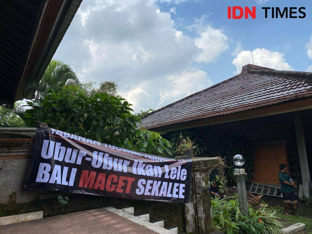 Spanduk yang dibawa para sopir pariwisata Bali ke DPRD Bali. (IDN Times/Yuko Utami)