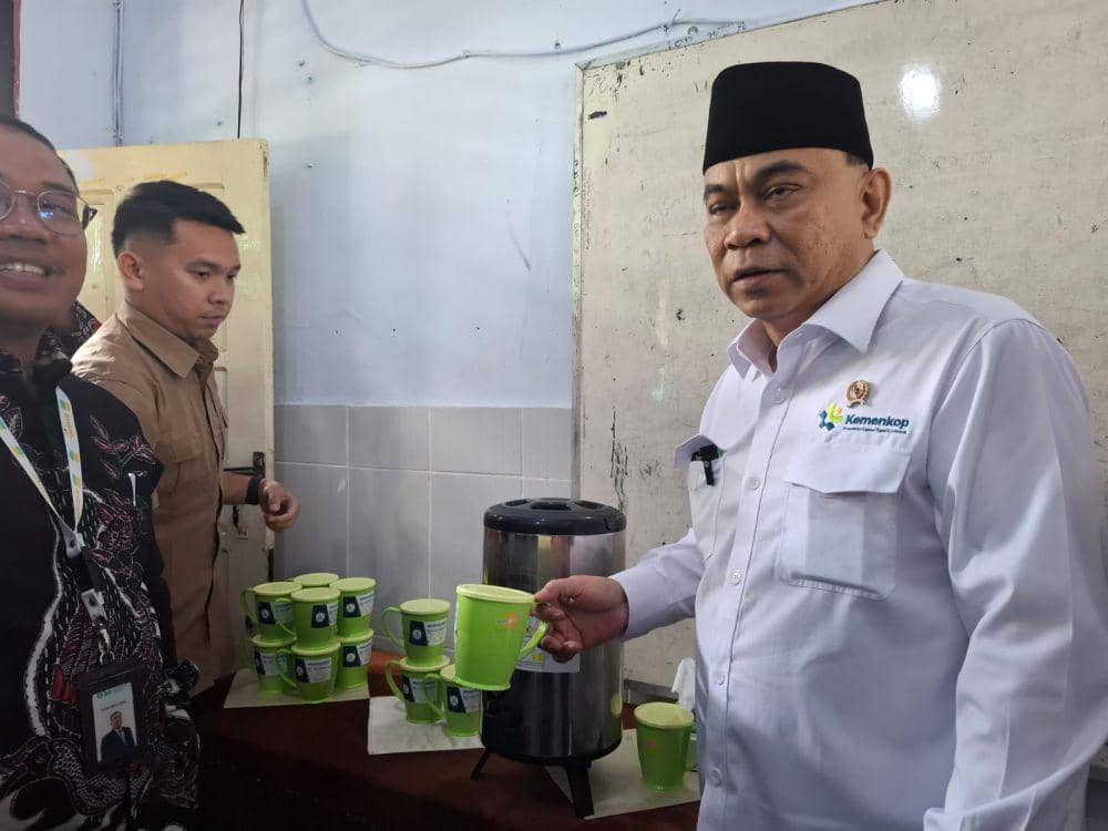 Menkop RI, Budi Arie Setiadi saat meninjau MBG di MTs dan SMK Annur Bululawang. (IDN Times/Rizal Adhi Pratama)