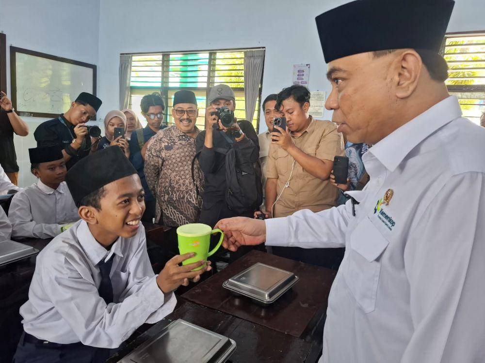 Menkop RI, Budi Arie Setiadi saat meninjau MBG di MTs dan SMK Annur Bululawang. (IDN Times/Rizal Adhi Pratama)