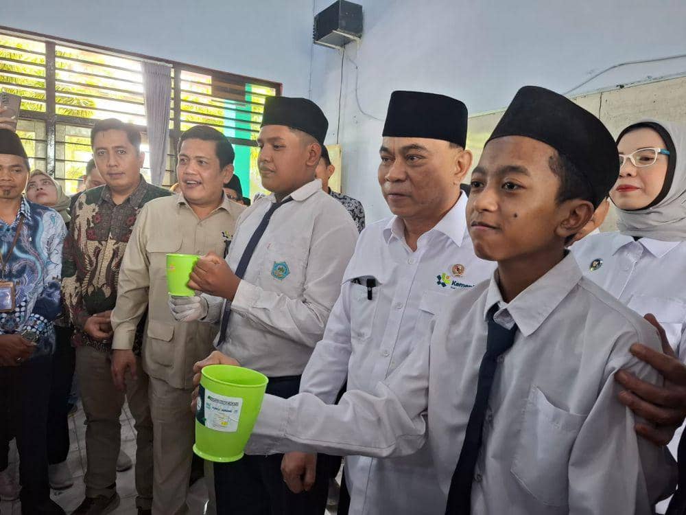 Menkop RI, Budi Arie Setiadi saat meninjau MBG di MTs dan SMK Annur Bululawang. (IDN Times/Rizal Adhi Pratama)