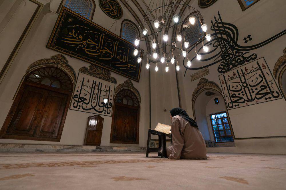 Ilustrasi belajar khusyuk baca Al-Qur'an (pexels.com/FURKAN GÜNEŞ)