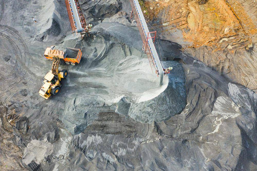 Ilustrasi pemandangan tambang dari atas drone (pexels.com/@tomfisk)