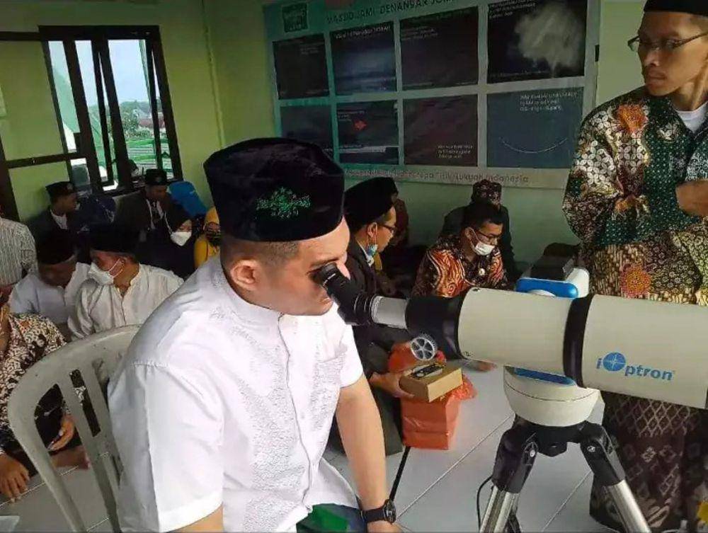 Ilustrasi kegiatan pengamatan hilal oleh ulama atau ahli astronomia (brin.go.id)