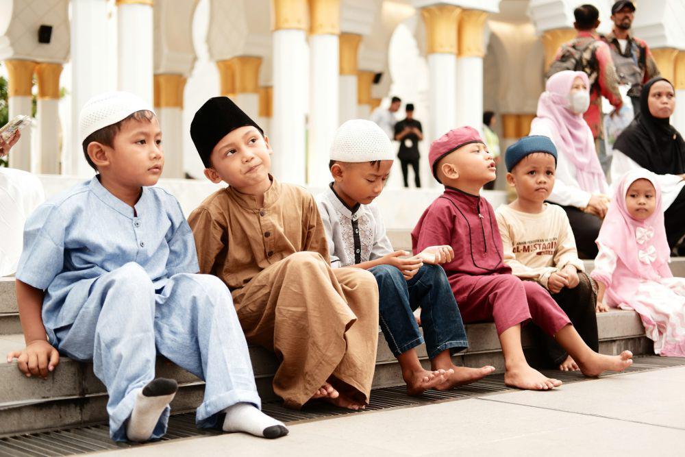 5 Tips Membawa Anak Salat Tarawih di Masjid Agar Tetap Kondusif