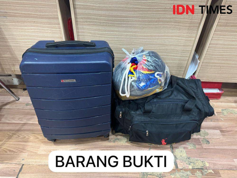 Barang bukti berupa koper berisi pakaian. (IDN Times/istimewa).
