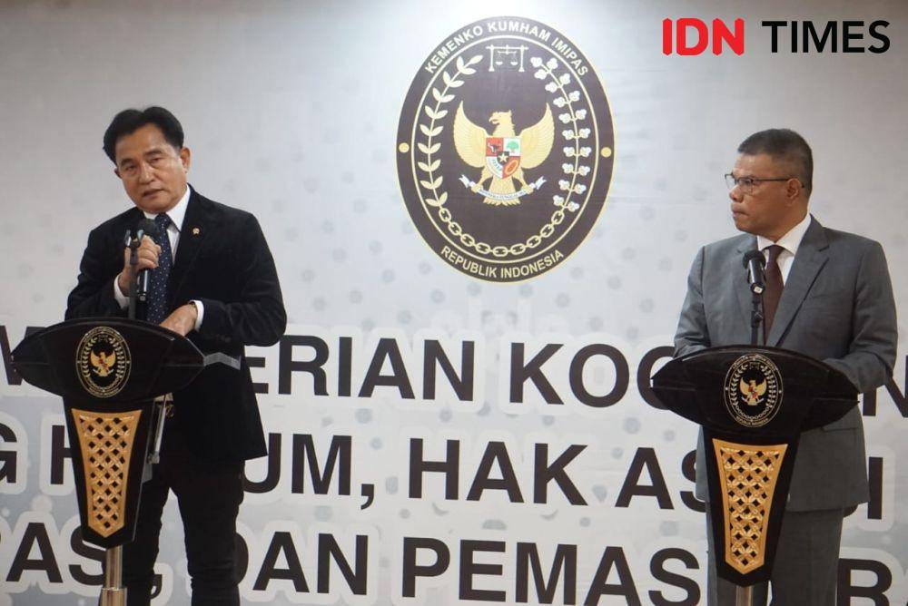 Menko Yusril Ihza Mahendra bersama Mendagri Malaysia Saifuddin Nasution (IDN Times/Aryodamar)