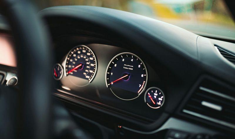 Ini yang Bikin Speedometer Mobil Jadi Gak Akurat