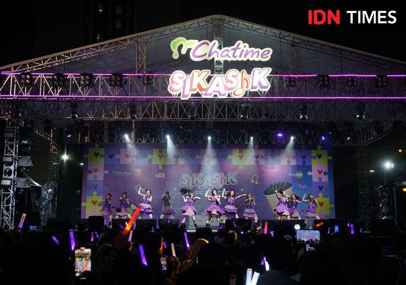 Penampilan JKT48 di pertunjukan musik kolaborasi Chatime ‘SikAsik’ di Living World Alam Sutra, Tangerang (dok. IDN Times/Tisa Ajeng)