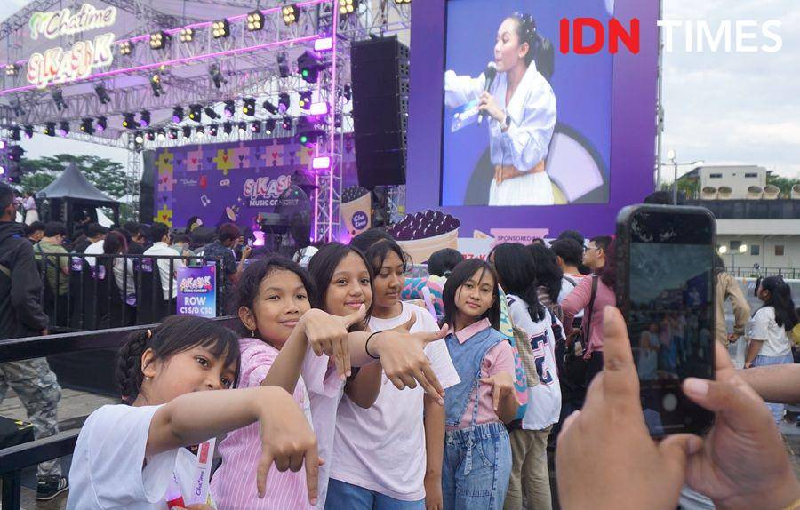 Para fans cilik JKT48 yang turut hadir di Pertunjukan Musik Kolaborasi Chatime ‘SikAsik’ x JKT48 (IDN Times/Tisa Ajeng)