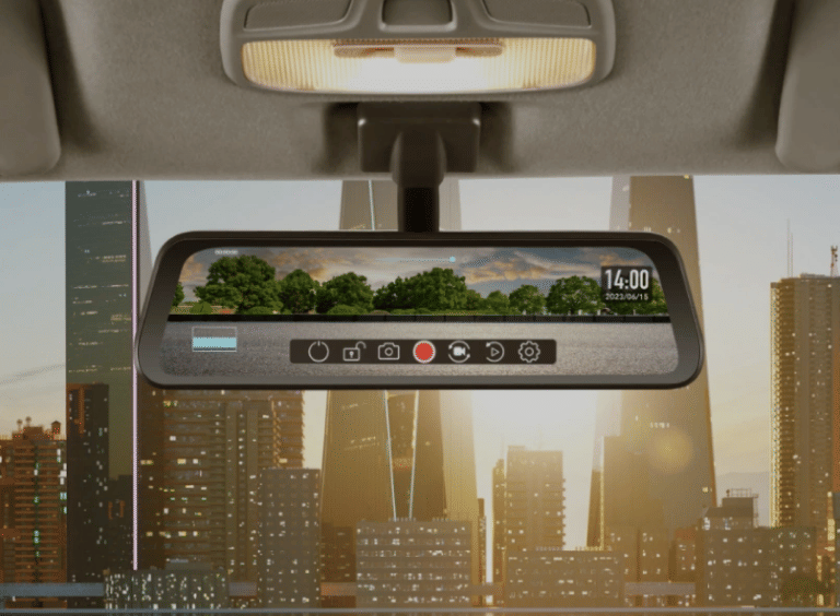 ilustrasi spion tengah touchscreen XL7. (dok.Suzuki)