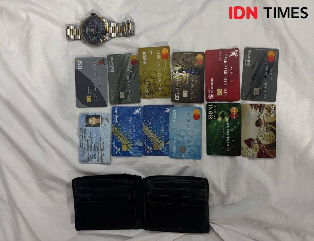 Barang bukti sejumlah ATM dari tas pelaku. (IDN Times/istimewa).