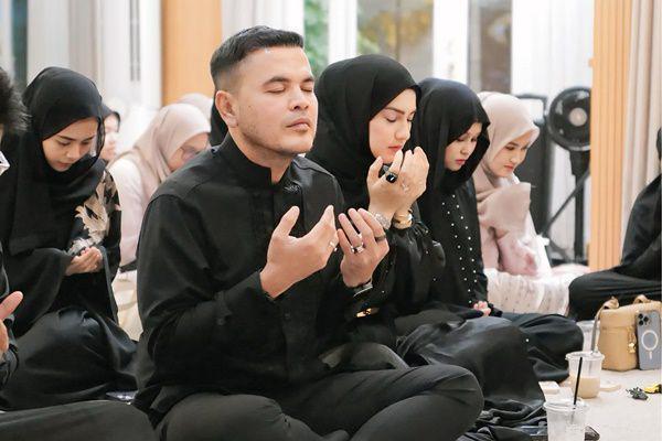 7 Potret Irish Bella Gelar Pengajian Sambut Ramadan 2025