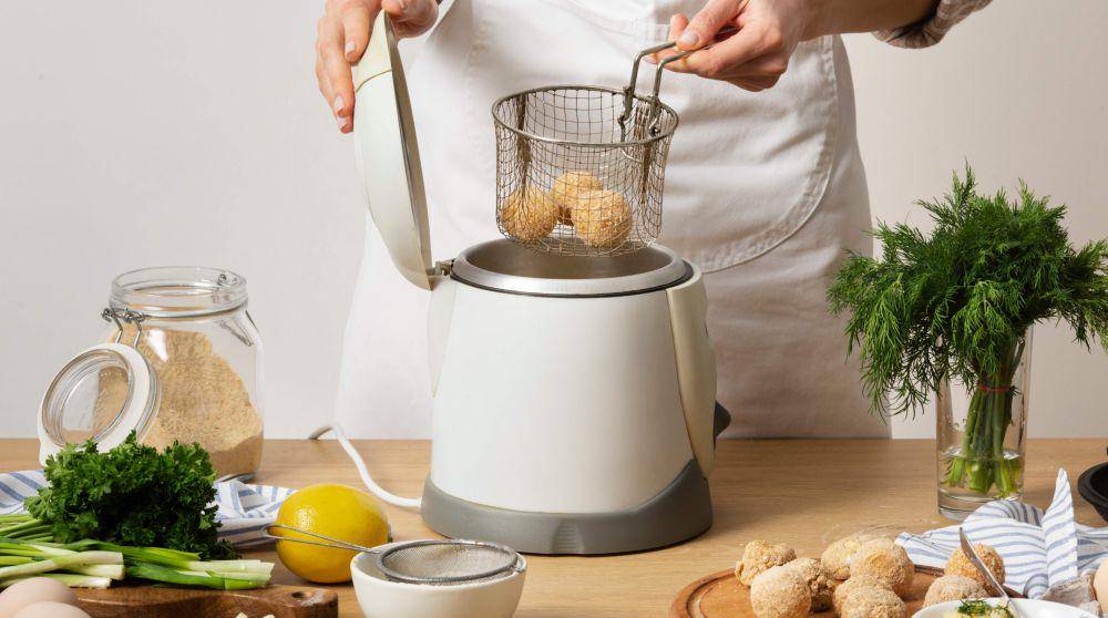ilustrasi frying nugget (freepik.com/freepik)