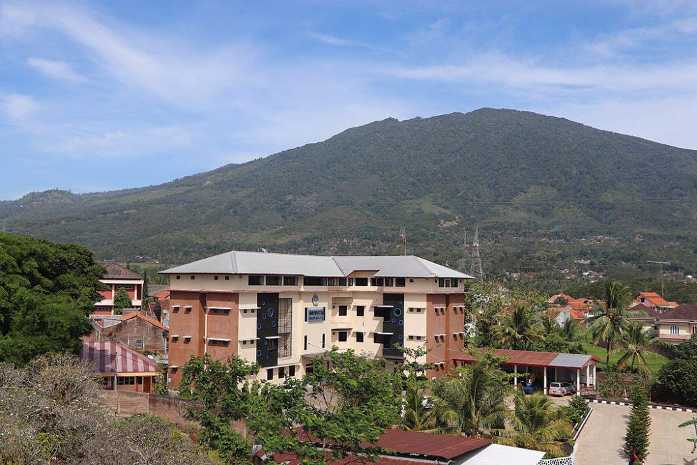 ilustrasi Gunung Ungaran (commons.wikimedia.org/Nadya Larasati)