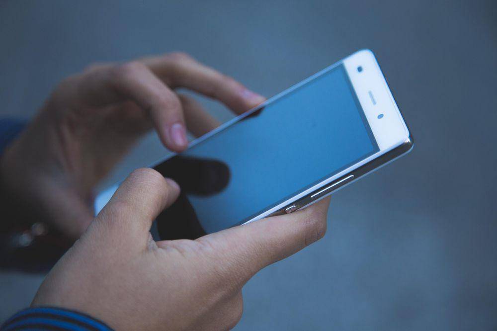 Ilustrasi seseorang yang menggunakan aplikasi Sentuh Tanahku di smartphone (pixabay.com/pexels-2286921)