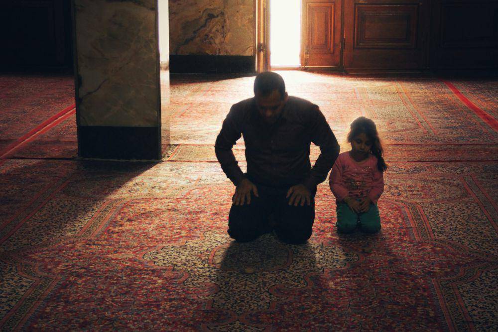 ilustrasi salat di masjid bersama dengan anak (unsplash.com/Hasan Almasi)