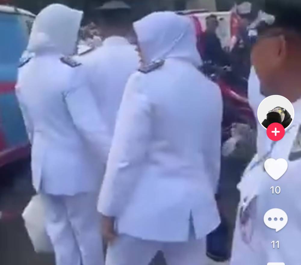 Para kades di Kabupaten Bogor yang disorot dalam video viral Kades Gunung Menyan Wiwin Komalasari tertawa bawa besek makanan. (Tangkapan layar di media sosial Tiktok).