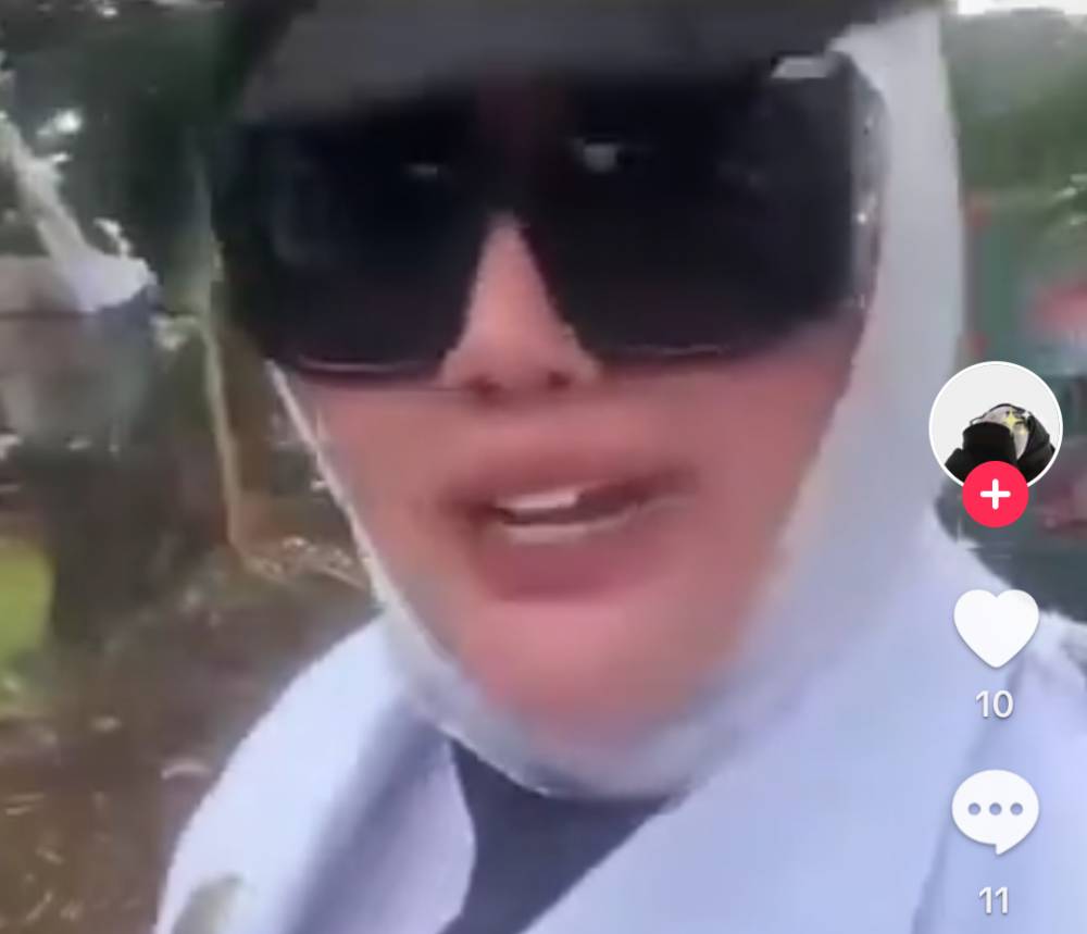 Kepala Desa Gunung Menyan, Kecamatan Pamijahan, Kabupaten Bogor, Jawa Barat Wiwin Komalasari viral tertawa bawa besek makanan. (Tangkapan layar di media sosial Tiktok).