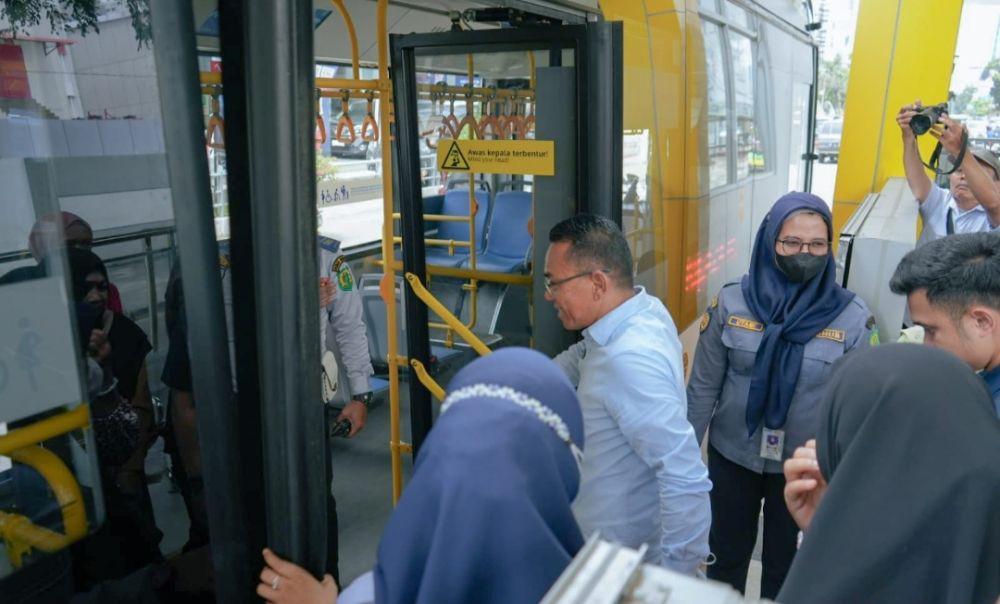 Zakiyuddin Naik Bus Listrik Berangkat ke Kantor Wali Kota Medan