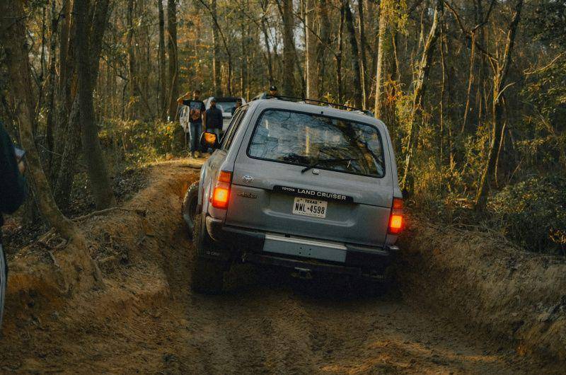 ilustrasi mobil off-road di Ciwidey (unsplash.com/Jeff James)