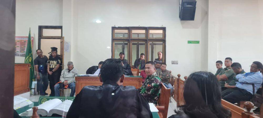 Koptu HB yang dihadirkan sebagai saksi dalam persidangan jurnalis Rico Sempurna Pasaribu di PN Kabanjahe. (Dokumentasi LBH Medan)