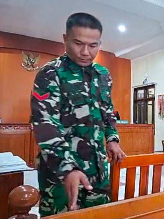 Koptu HB ketika menjadi saksi di sidang pembunuhan jurnalis Rico Sempurna di PN Kabanjahe. (Dokumentasi LBH Medan)