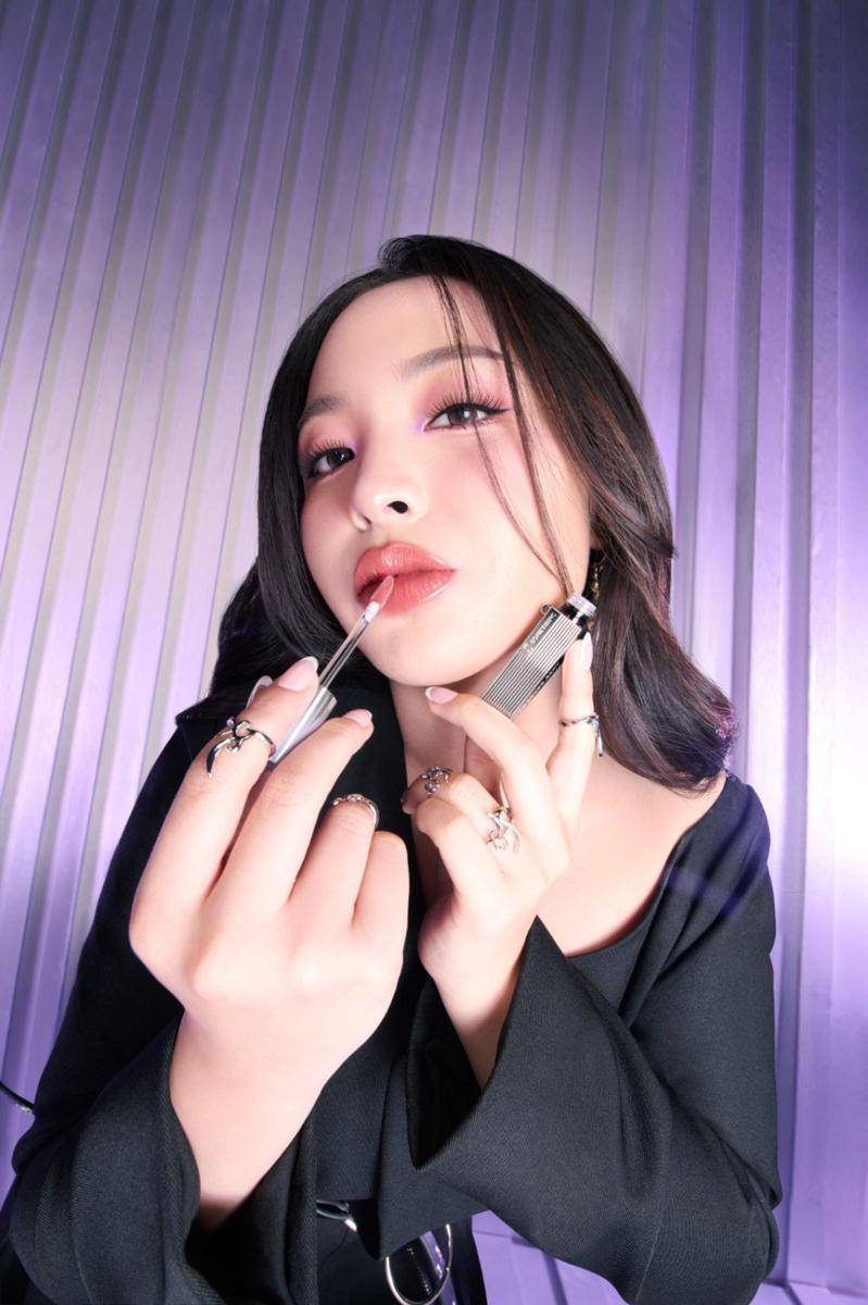 Forever Stay Comfort Lip Glaze (dok. SOMETHINC)