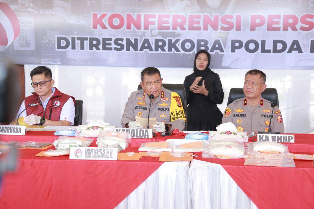 Kapolda NTB Irjen Pol Hadi Gunawan saat memberikan keterangan pers pengungkapan kasus narkoba awal tahun 2025. (dok. Istimewa)