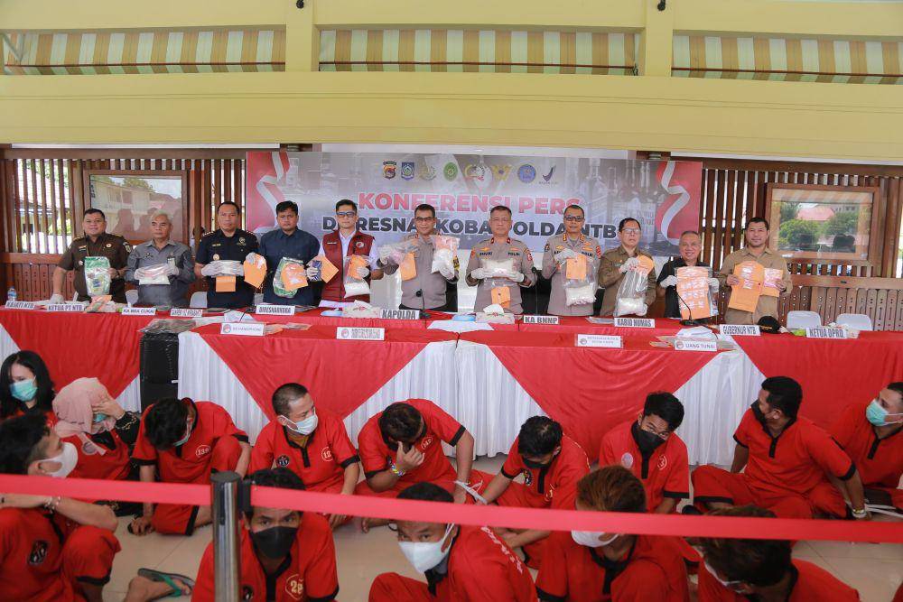Para tersangka kasus narkoba yang ditangkap Polda NTB. (dok. Istimewa )Pol