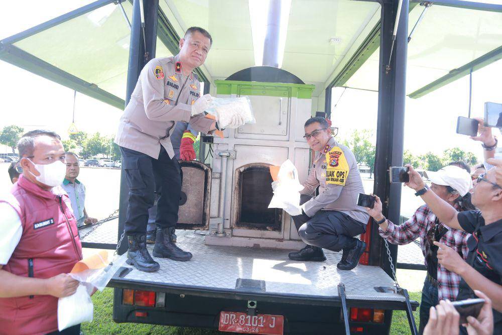 Kapolda NTB Irjen Pol Hadi Gunawan memusnahkan barang bukti narkotika, Selasa (25/2/2025). (dok. Istimewa)