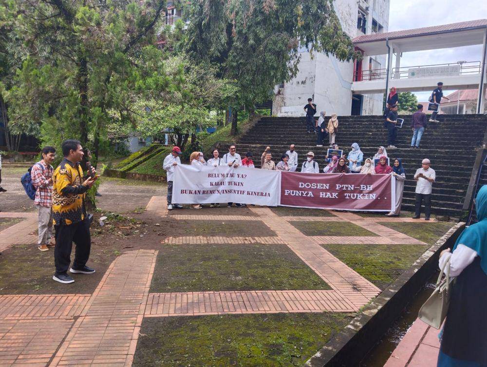 Dosen Unhas menuntut pencairan tunjangan kinerja yang tertunda sejak 2020 dalam aksi di halaman kampus, Selasa (25/2/2025). (Dok. Istimewa)