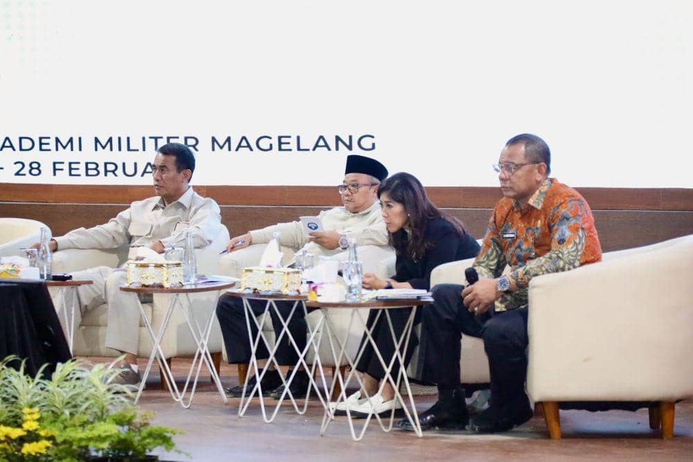 Mentan Andi Amran Sulaiman, Mendikdasmen Abdul, Menkomdigi Mutia Hafid dan Menteri Kependudukan dan BKKBN WIhaji duduk berjejer saat jadi pembicara kunci dalam pelaksanaan retret di Akmil Magelang. (IDN Times/Dok Puspen Kemendagri)