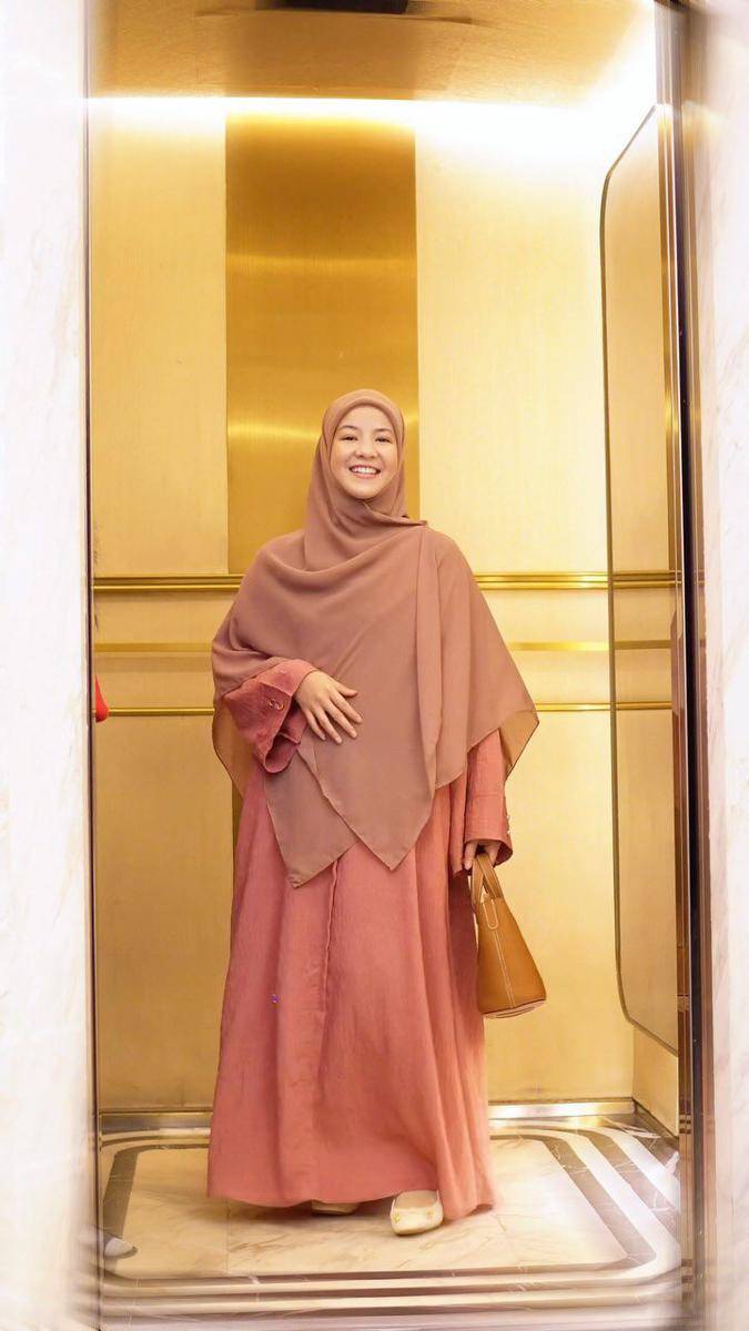 potret ide busana muslim syar’i buat bukber Ramadan ala Natasha Rizky (instagram.com/natasharizkynew)