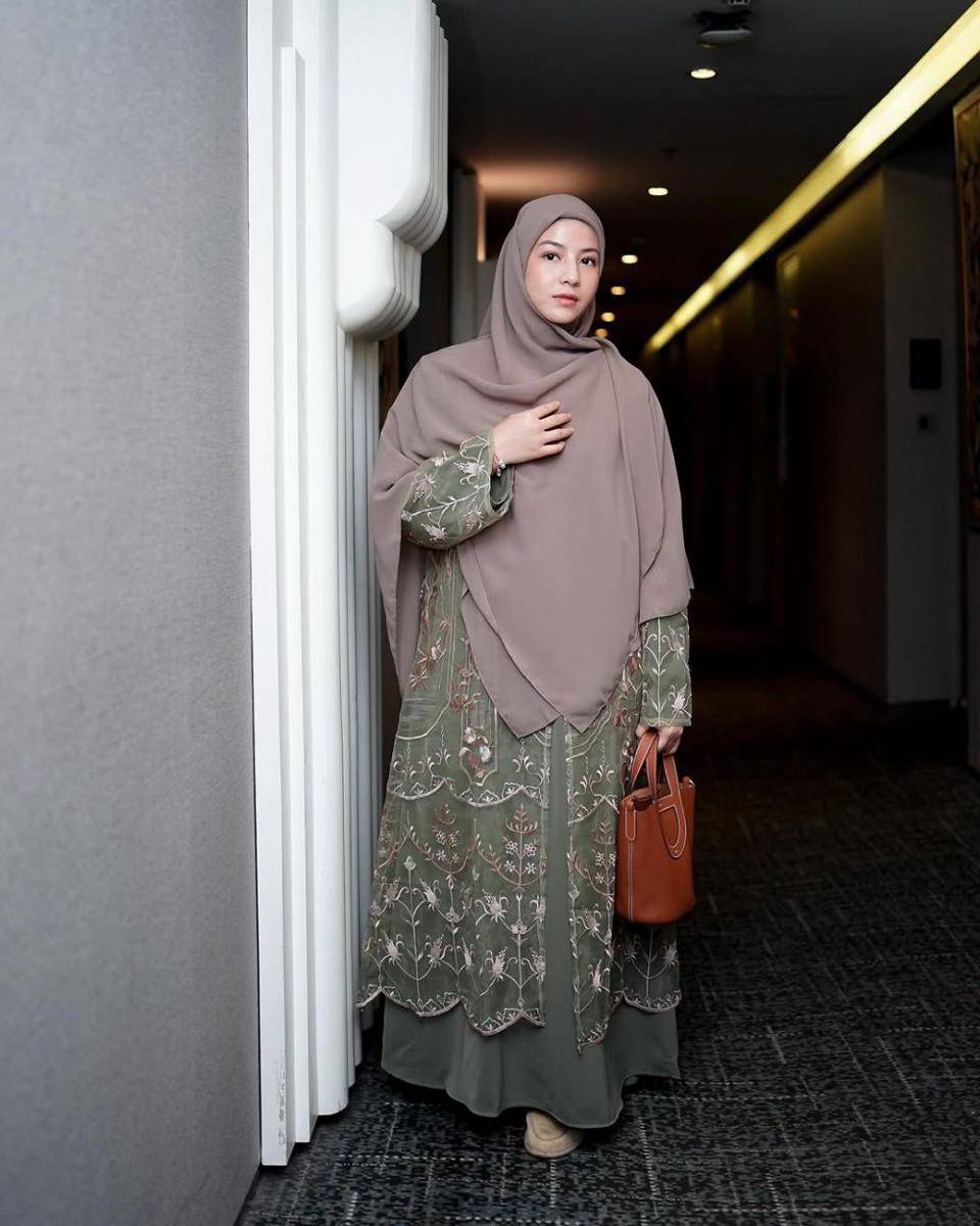 potret ide busana muslim syar’i buat bukber Ramadan ala Natasha Rizky (instagram.com/natasharizkynew)