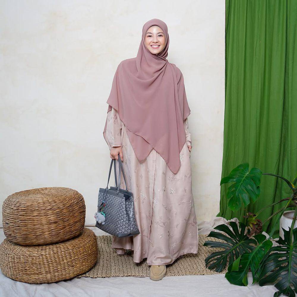 potret ide busana muslim syar’i buat bukber Ramadan ala Natasha Rizky (instagram.com/natasharizkynew)