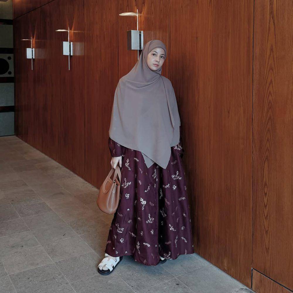 potret ide busana muslim syar’i buat bukber Ramadan ala Natasha Rizky (instagram.com/natasharizkynew)