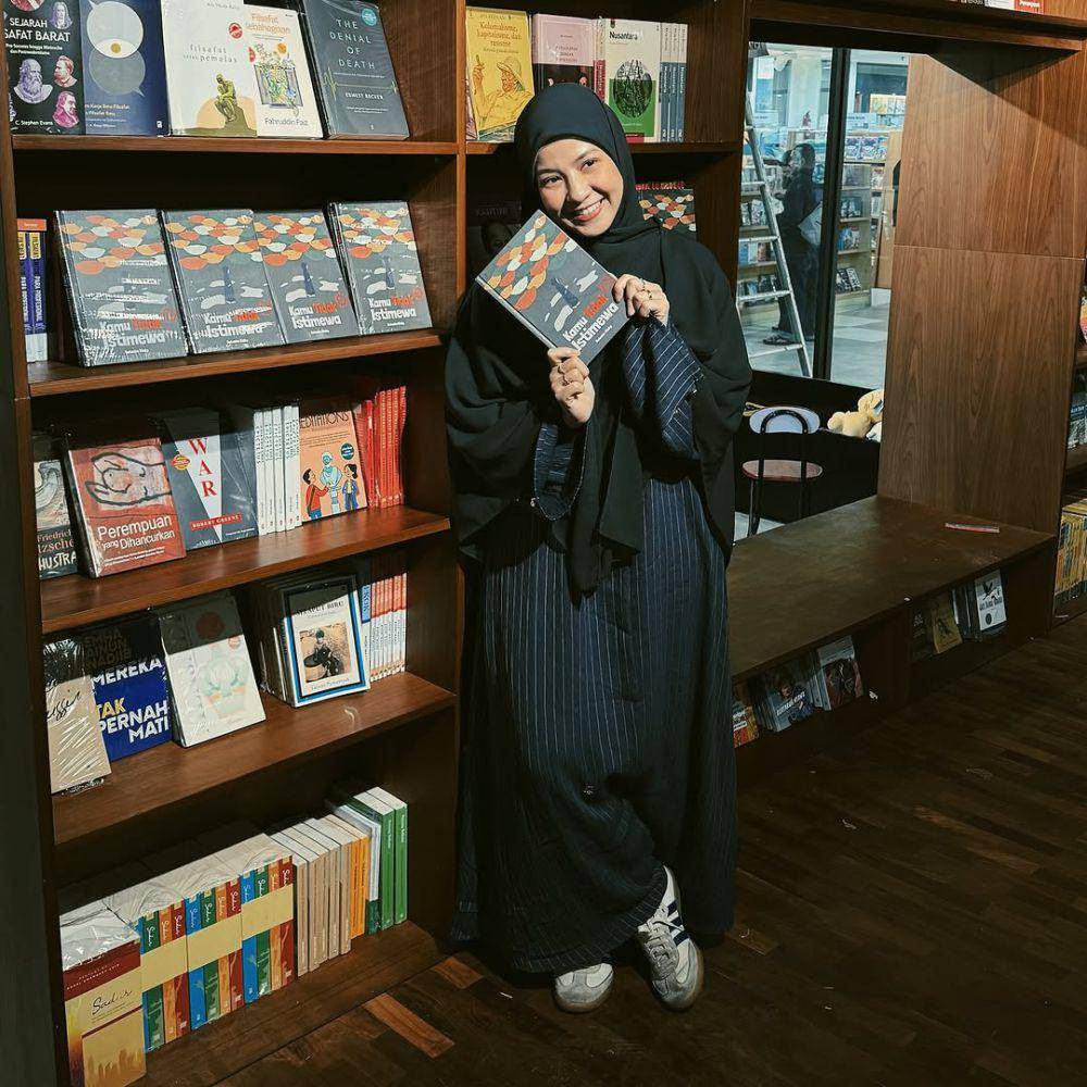 potret ide busana muslim syar’i buat bukber Ramadan ala Natasha Rizky (instagram.com/natasharizkynew)