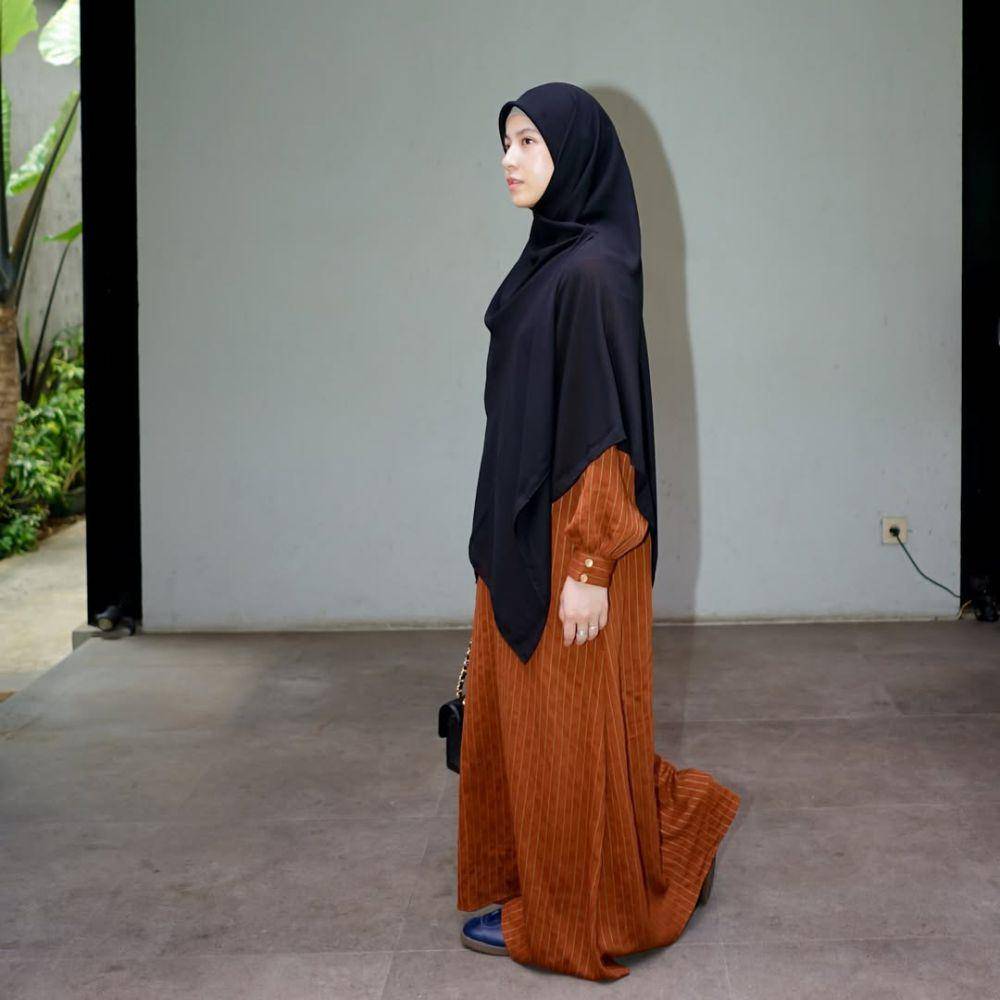 potret ide busana muslim syar’i buat bukber Ramadan ala Natasha Rizky (instagram.com/natasharizkynew)