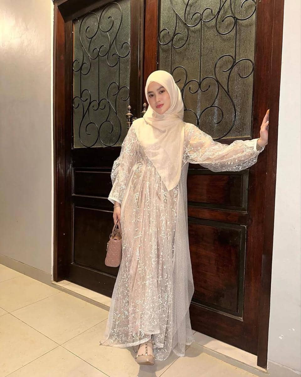 potret inspirasi busana muslim ala Henny Rahman 