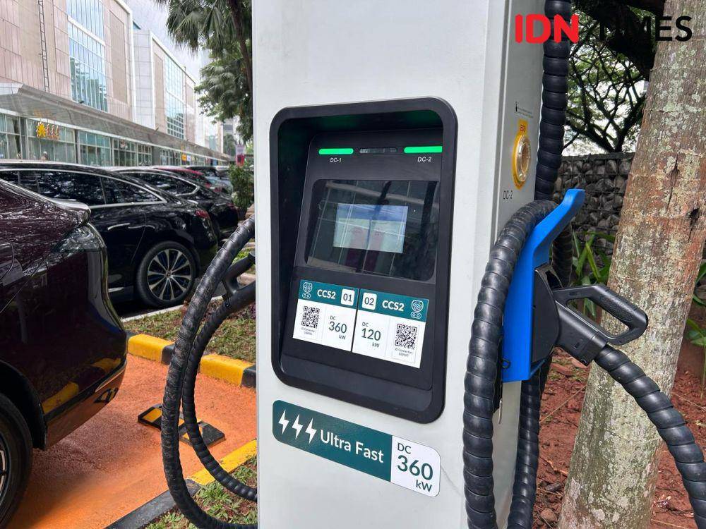 Charger 360 kW Voltron Indonesia di Living World Alam Sutera (IDN Times/Fadhliansyah)