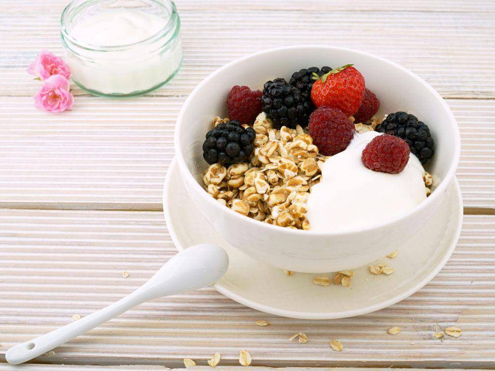 ilustrasi yogurt dan buah (pexels.com/Life of Pix)