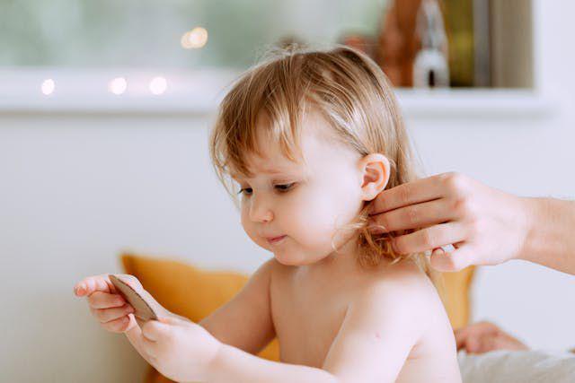 ilustrasi pria mencukur rambut bayi (pexels.com/Tatiana Syrikova)