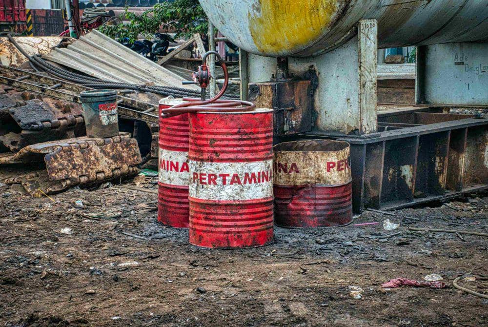 Kenapa Warna Bensin Pertamina Berbeda-beda? | IDN Times