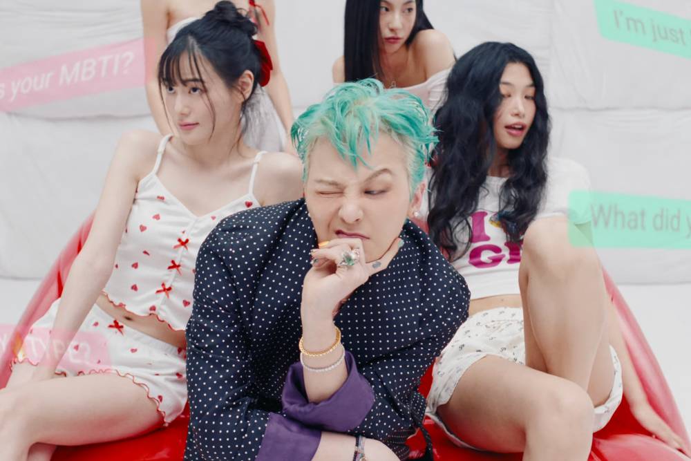 G-Dragon dalam MV TOO BAD (youtube.com/OfficialGDRAGON)