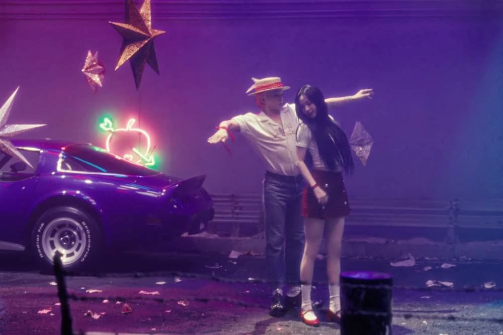 G-Dragon dan Karina dalam MV TOO BAD (youtube.com/OfficialGDRAGON)