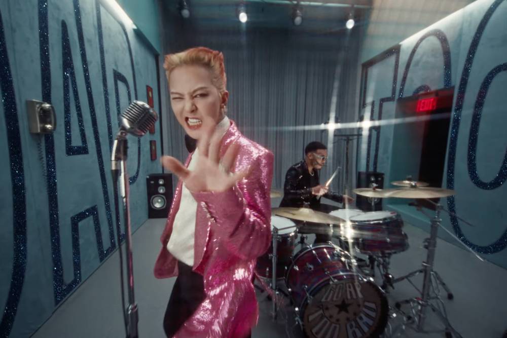 G-Dragon dan Anderson .Paak dalam MV TOO BAD (youtube.com/OfficialGDRAGON)
