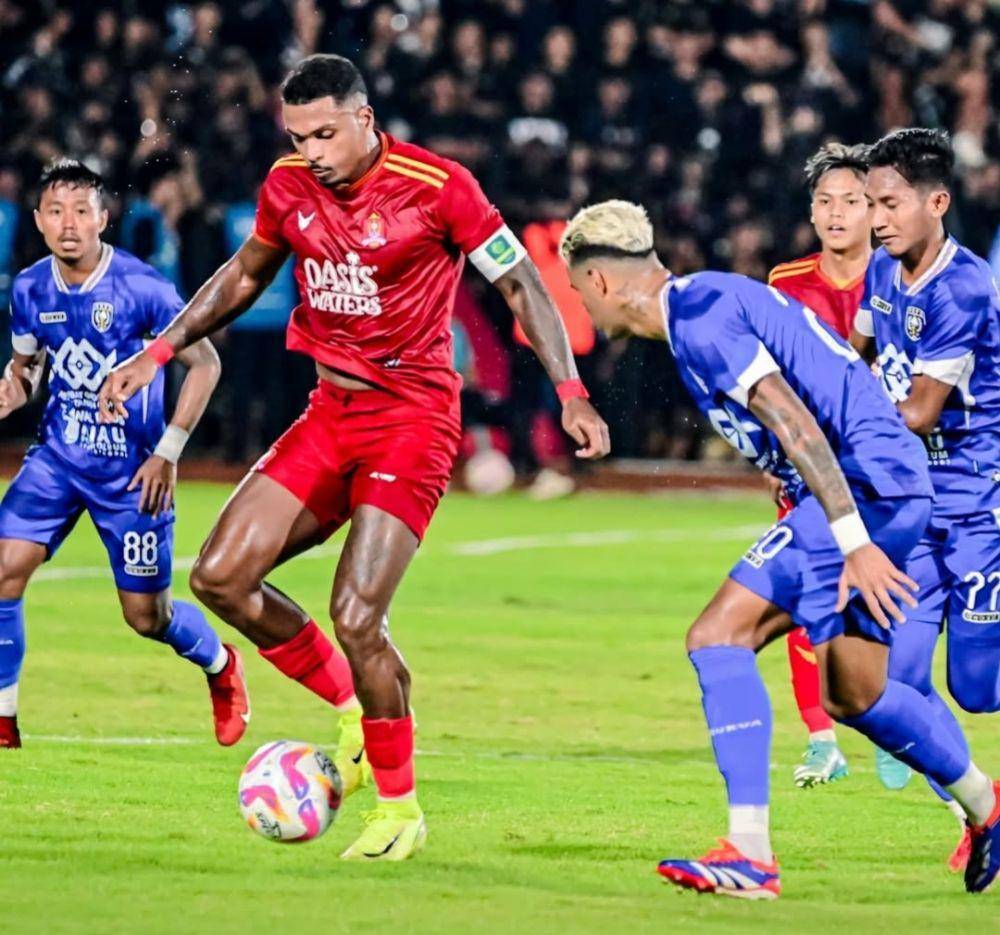 Pemain Persijap saat mencoba membongkar pertahanan PSPS (IDN Times/ IG persijap_jepara)