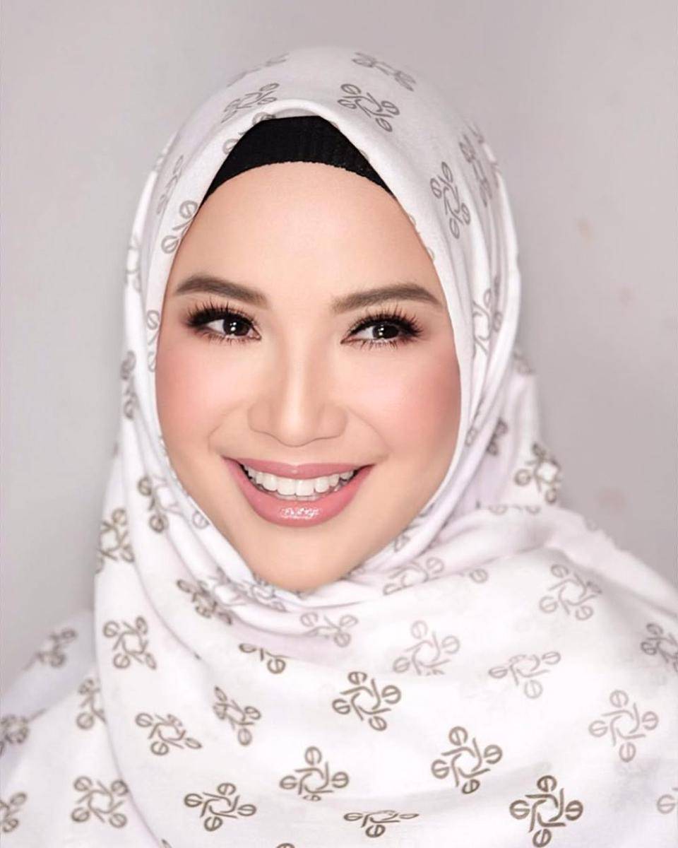 Gaya makeup pinkish Chacha Frederica (instagram.com/chafrederica)